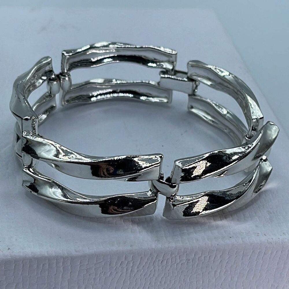 Vintage silver tone wave link bracelet.
